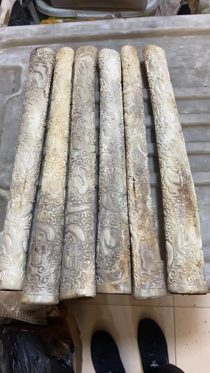 骨雕，纯手工雕刻，回去抹点油，血色就出来了...