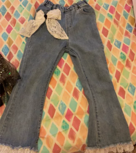 120儿童喇叭蕾丝牛仔裤。很好看。尽穿一次...