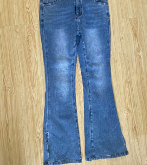 衣服买三件减8元超级软的一条牛仔裤九分微喇...