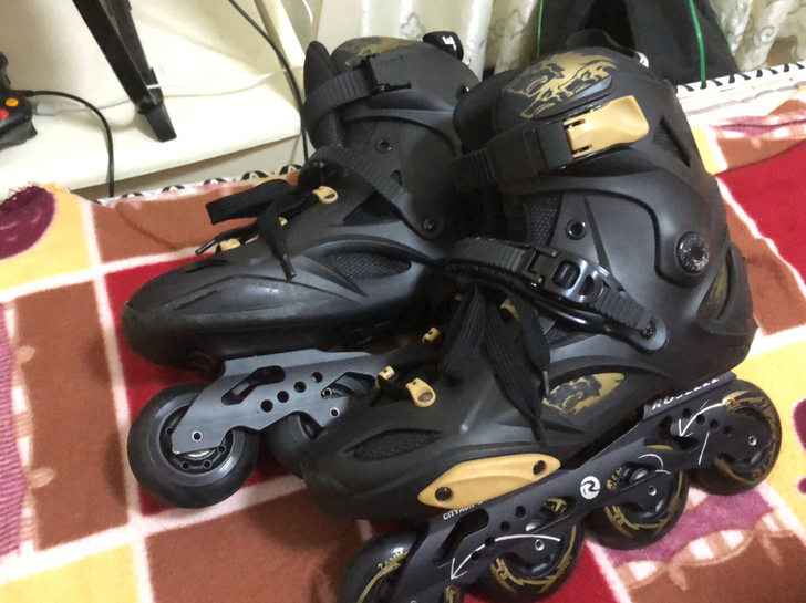 轮滑 瑕疵已经拍出来了 穿过不超过10次因...