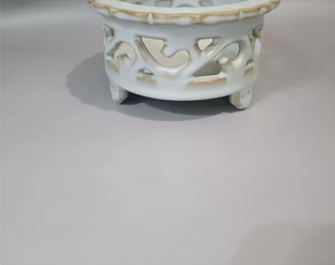 汝窑釉香薰炉，精美雕刻自然流畅。全美品，无...