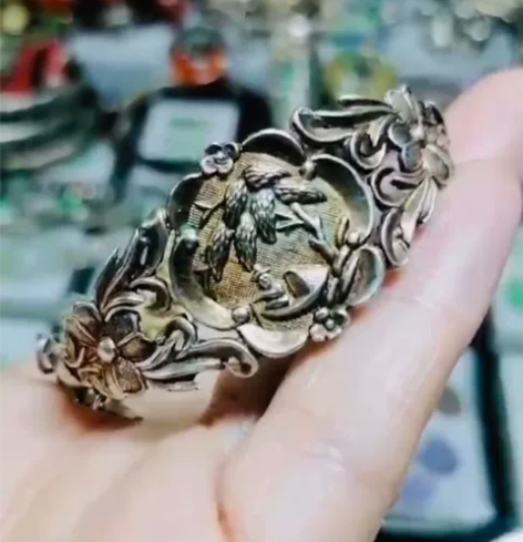 老银鎏金人物卡扣手镯。工艺精致包浆浑厚漂亮...