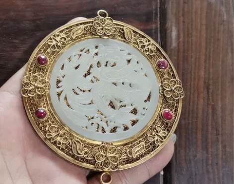 大几十年的银鎏金玉牌 整体保存完整，品相精...