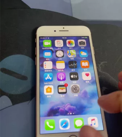 苹果8国行香槟金原装588元 家人自用没有...