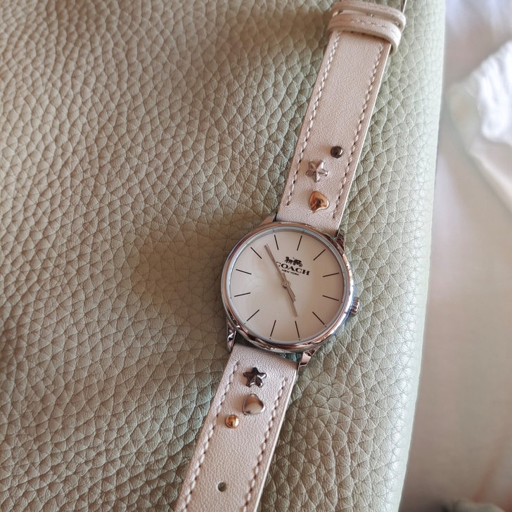 奶白色爱心手表