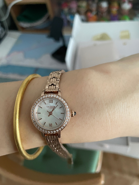 女士腕表 瑕疵如图，包装齐全