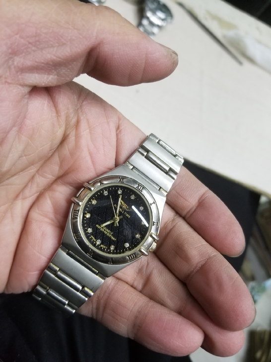 刚收的一块石英手表