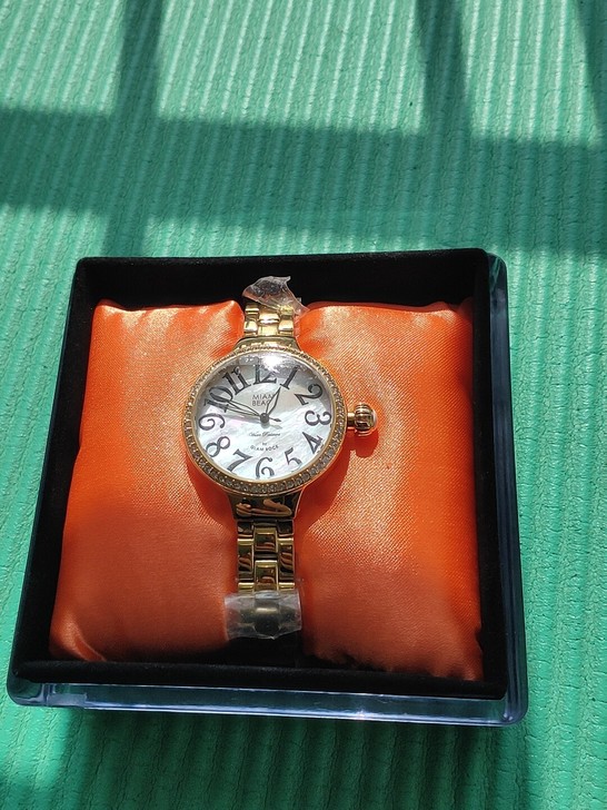 前两年国外出差时买的，很有个性，精致的一款...