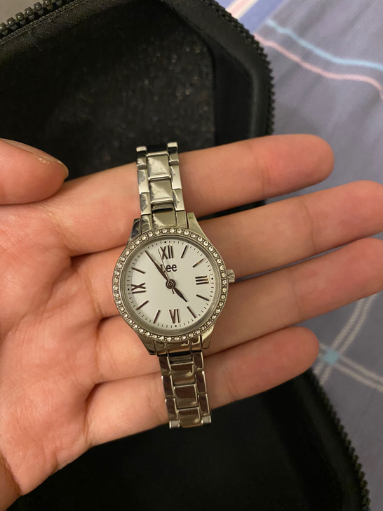 Lee 腕表 女 有一个包装盒 唯品会购买