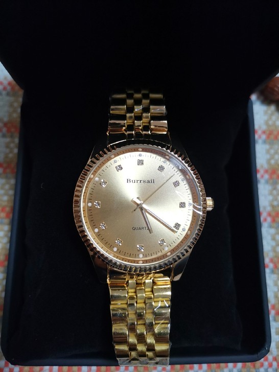 朋友送的全新瑞士巴塞尔石英手表。本人戴不着...