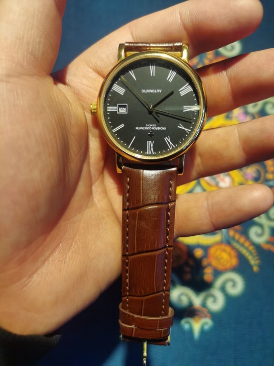 朋友送的手表一直放着没带，便宜出售。