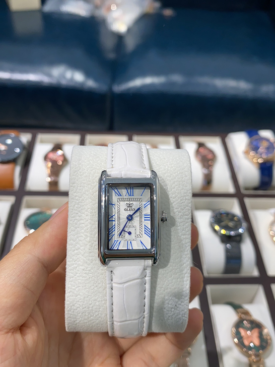 全新白色手表，皮带，质量非常好，自己家的店...