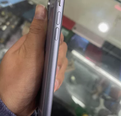 苹果11美版黑解64g紫色，成色如图，成色...