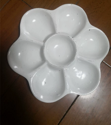 瓷质调色板，洁白细腻，用料厚实，完整无瑕疵...