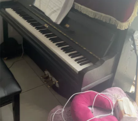 自用4年钢琴，标准练琴高度。适合家用练琴，...