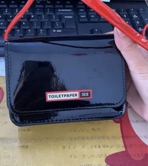 3ce联名漆皮斜挎包 黑色漆皮斜背包，全新...