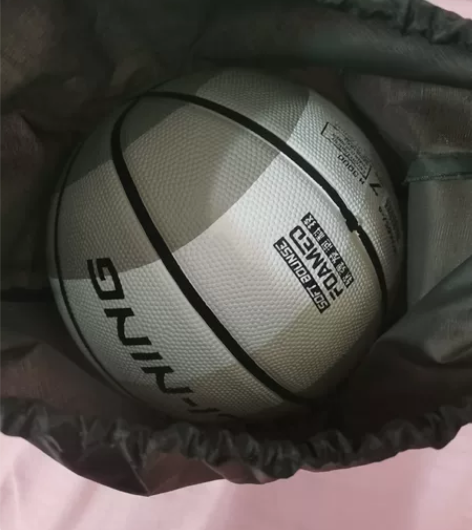 嘎嘎新嘎嘎帅的李宁篮球 送充气筒，篮球袋。...