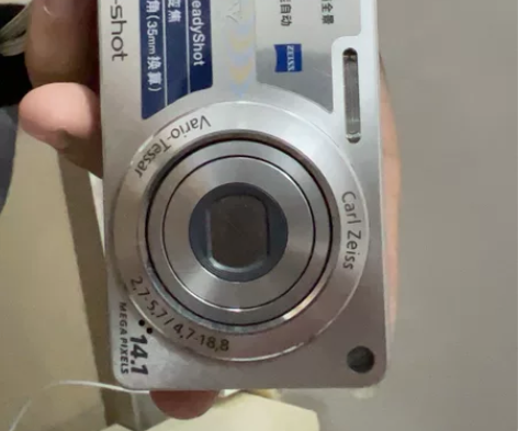 索尼相机，老古董来的了，还可以用。几乎全新...
