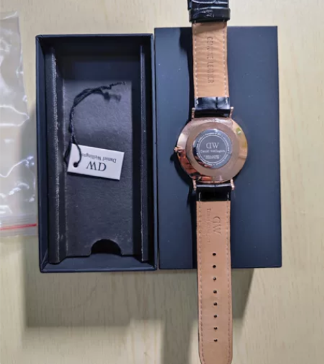 离职时朋友送的DW手表，由于没有佩戴手表的...