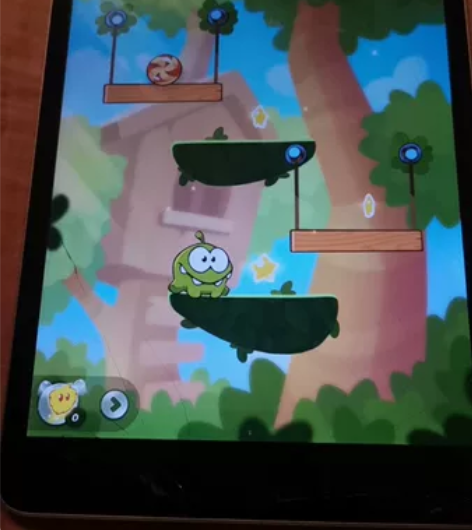 自用的ipad mini2被小孩掉地板摔了...