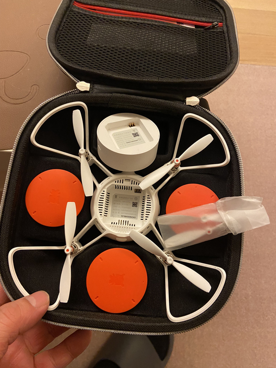 小米无人机，遥控小飞机。买来就家里玩过几次...