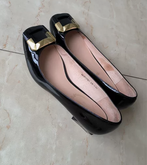 千百度 金属方扣粗跟漆皮单鞋 37码 成色...