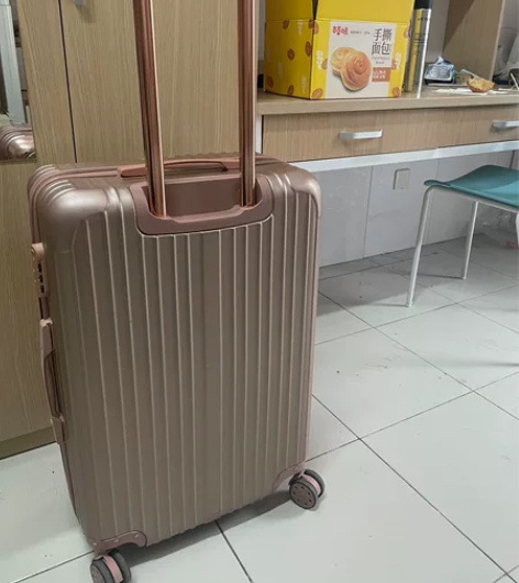 行李箱拉杆箱，成色如图，没怎么用过，闲置出，尺寸为64×45...