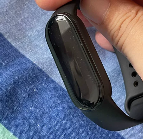 小米手环6 nfc版 屏幕有划痕，原配腕带...