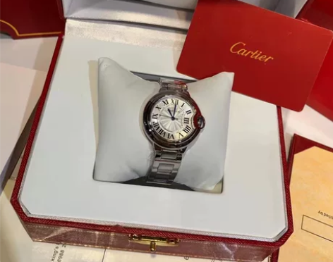 卡地亚仿版手表，9.5新，仅把膜拆了试戴，...