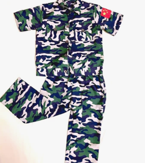儿童迷彩服，一套，帽子、上衣、裤子。儿子就...