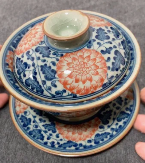 微瑕老陶泥青花右下红缠枝莲三才盖碗口沿11...