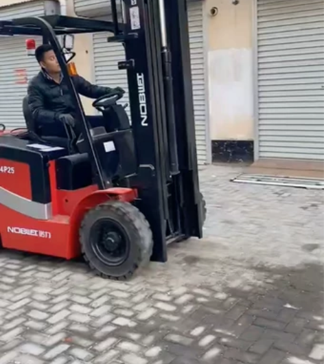 2.5吨诺力电动叉车，3节门架升高5米的，...