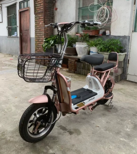 二手电动车。 处理九成新二手电动车爱玛雅迪...