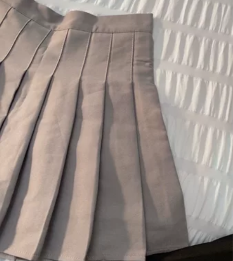 灰色百褶裙 偏短 全新s码 感兴趣的话点“...