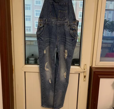 背带牛仔裤，99新，洗衣机洗过一次，掉了一...
