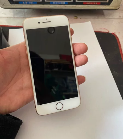 苹果小8金色成色九成新，屏幕完美无划痕，外...