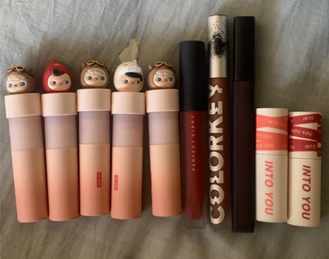 口红唇泥，都是今年新买的（只有珂拉琪用过很...