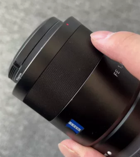 索尼55  F1.8，定焦镜头，很轻微的使...