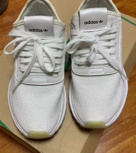 阿迪 白色运动鞋  35 感兴趣的话点“我...