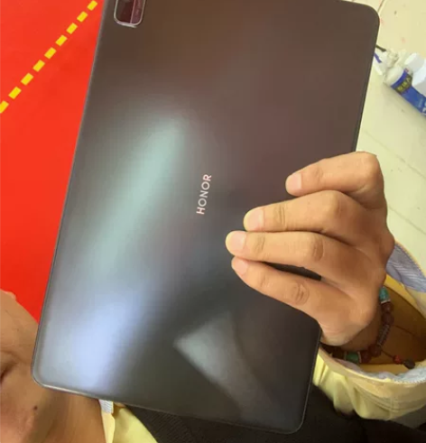 荣耀平板V6、6+64Wi-Fi版,成色好原装,一侧轻微弯曲... 荣耀平板V6、6+64Wi-Fi版,成色好原装,一侧轻微弯曲...