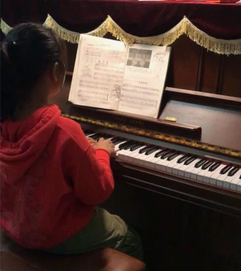 搬家转让钢琴一台 品牌型号:英昌 转手原因...