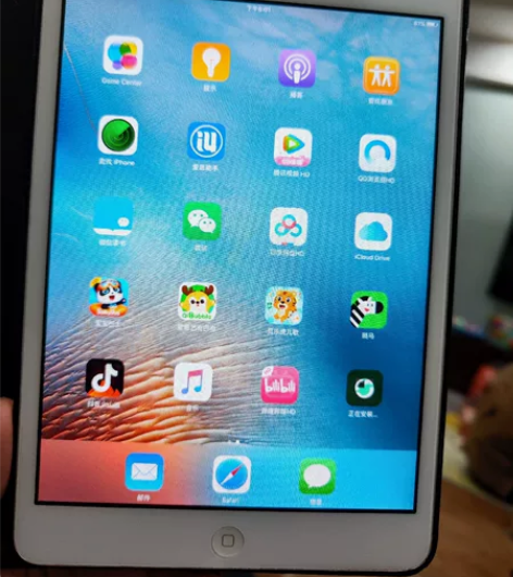 ipad mini，四个角有磕碰。屏幕无划...