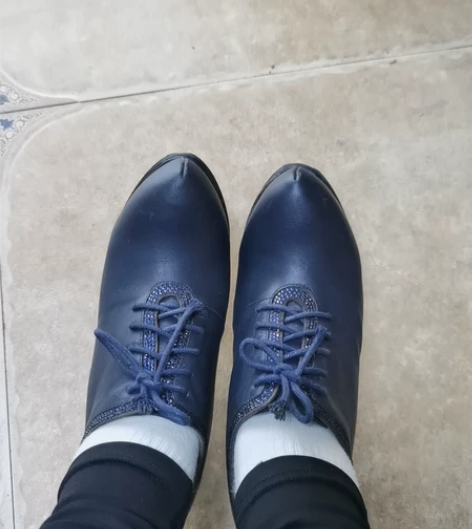 他她单鞋，皮鞋，跟太高，穿着很累，低价卖，...