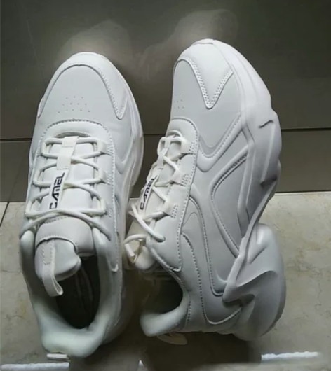 4144码骆驼微瑕男鞋。不是纯白色。无盒子...