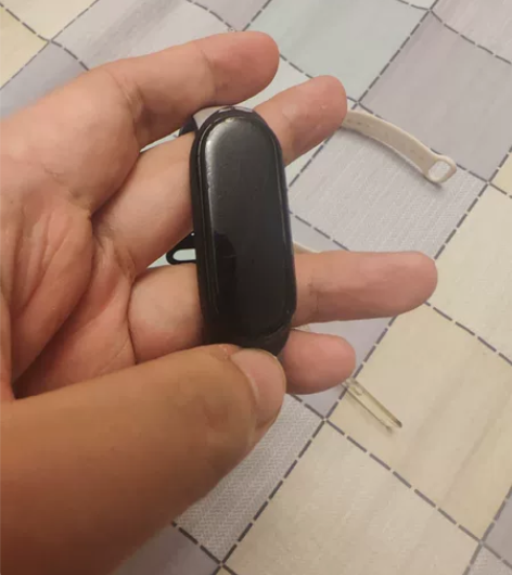 小米手环5收于上家，没有箱说，屏幕有一些划...