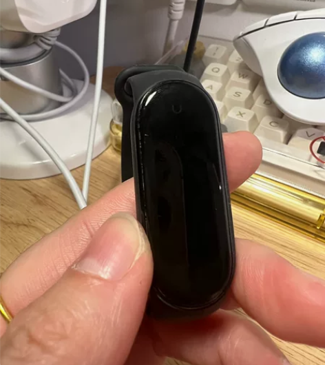 小米手环5nfc版 购于京东，买来刷公交卡...