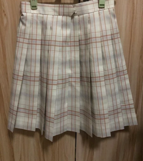 挂几条中牌的裙子…… 已经很久没穿过短裙了...