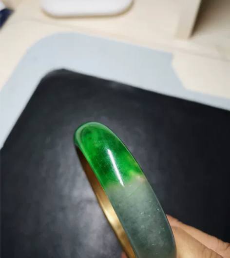 古董翡翠手镯，年代比较久远，鎏金工艺，内刻...