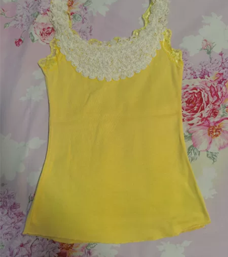 背心，超级好看，颜色很显白，前面小花朵设计...