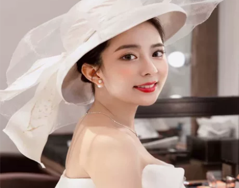 法式婚纱礼帽超仙白色缎面气质新娘旅拍沙滩防...